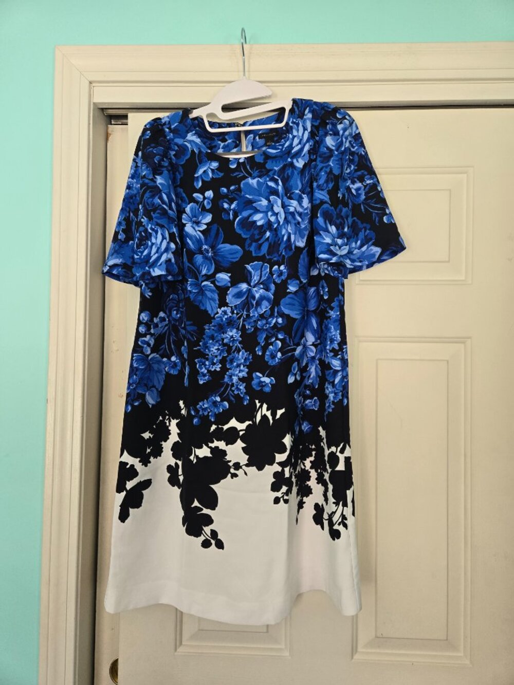 ANN TAYLOR NWOT Blue Floral Lined Shirred Sleeve Sheath Dress Size 4. Brand new.